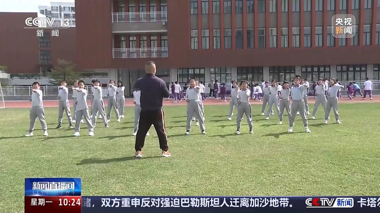 因此